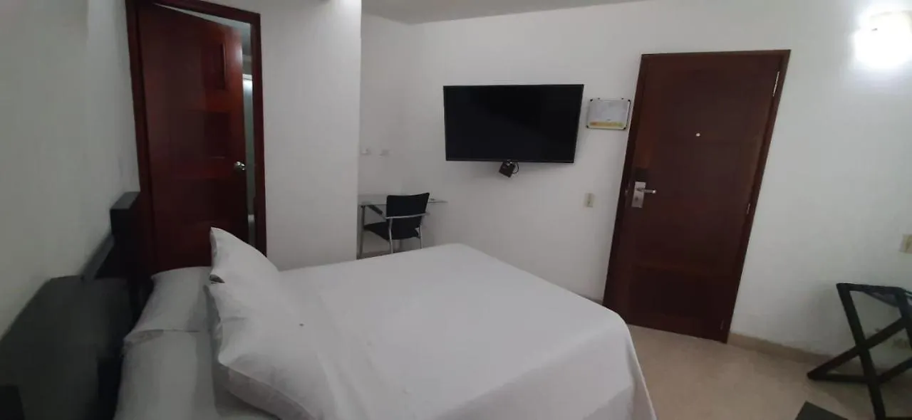 Hotel Mediterraneo 메딜린