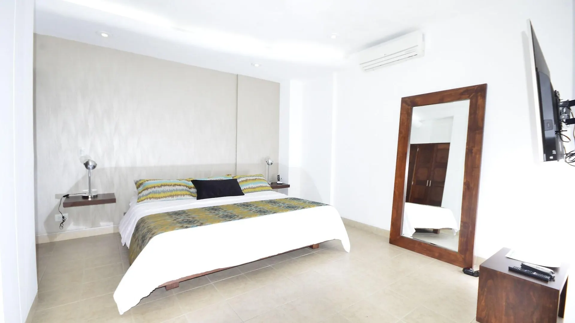 Hotel Mediterraneo 메딜린
