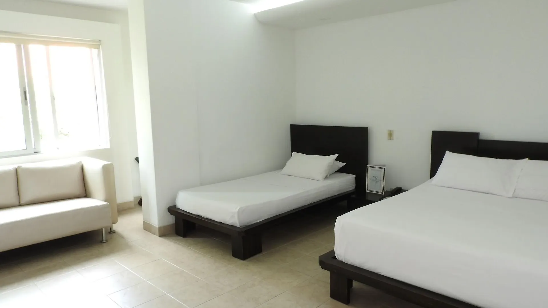 Hotel Mediterraneo 메딜린
